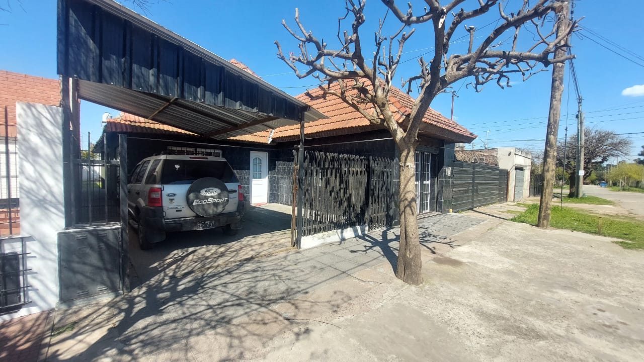 Casa 2 dormitorios con cochera y jardín en Trujui