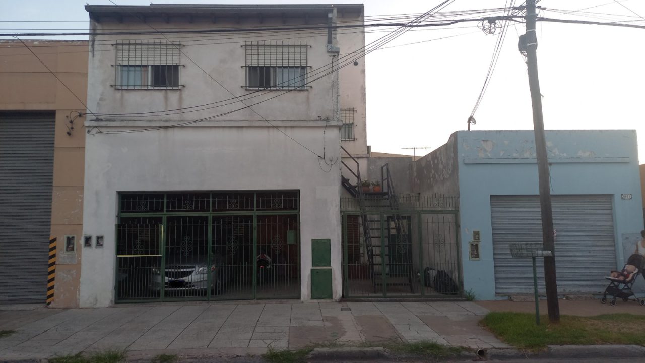 Casa tipo PH 3 ambientes con cochera y patio en Villa Ballester